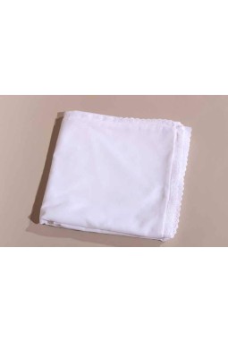 Couverture blanche avec broderie anglaise