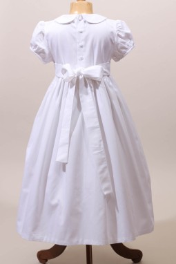 Robe blanche classique de communion, manches courtes et col Claudine