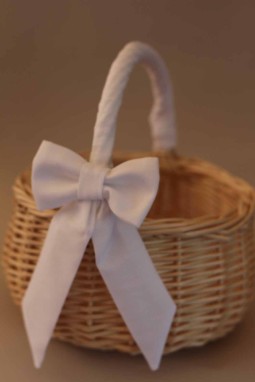 Panier en osier rond avec noeud en tissu