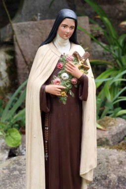 Statue religieuse en platre de sainte Thérèse