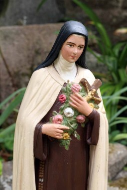 Statue religieuse en platre de sainte Thérèse
