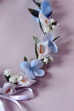 Couronne de fleurs blanches et bleu ciel Astrid