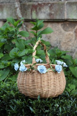 Panier en osier et fleu bleu ciel Estelle