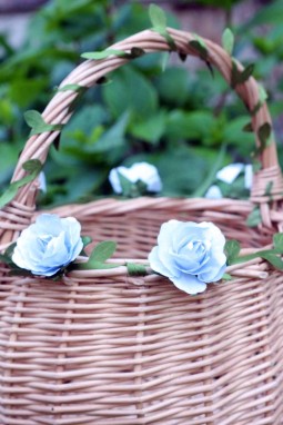 Panier en osier et fleu bleu ciel Estelle