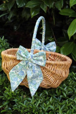 Panier en osier avec deux noeuds en tissu Liberty