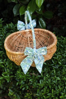 Panier en osier avec deux noeuds en tissu Liberty