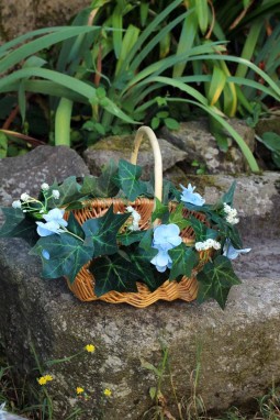 Panier agrémenté de fleurs d'hortensias