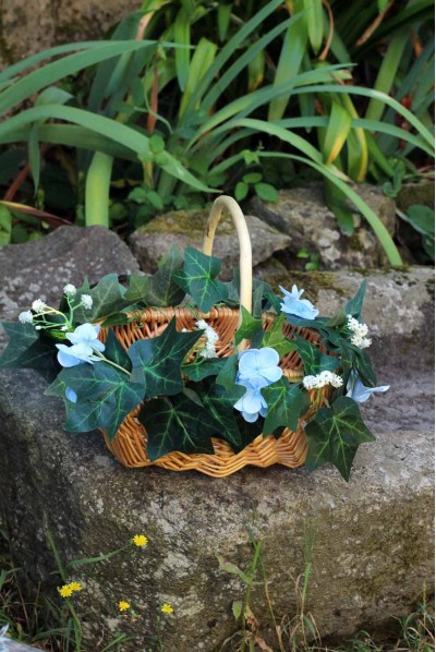 Panier agrémenté de fleurs d'hortensias Panier agrémenté de fleurs d'hortensias