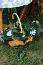 panier décoré de fleurs et lierre