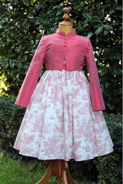 Robe mi-saison en toile de jouy et soir fuchsia Robe mi-saison en toile de jouy et soir fuchsia