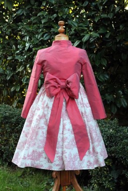 Robe mi-saison en toile de jouy et soir fuchsia Robe mi-saison en toile de jouy et soir fuchsia