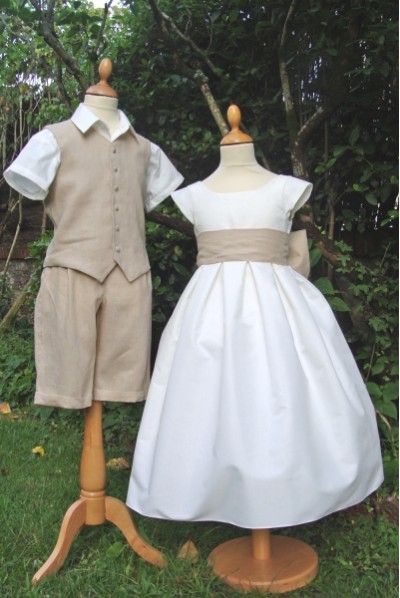 Tenue d'enfants d'honneur en lin beige et blanc Tenue d'enfants d'honneur en lin beige et blanc