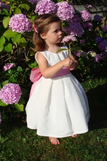 Robe de cortège d'été blanc et ceinture noeud rose