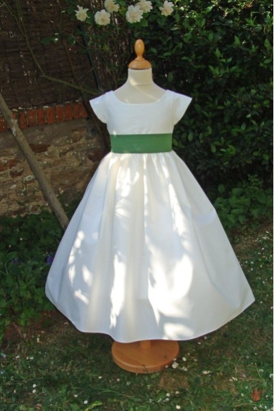 Robe de cortège blanche et ceinture verte