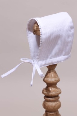 Bonnet blanc de baptême pour bébé